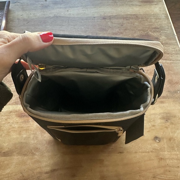 BEIS Black and Tan bottle Bag - Picture 2 of 2